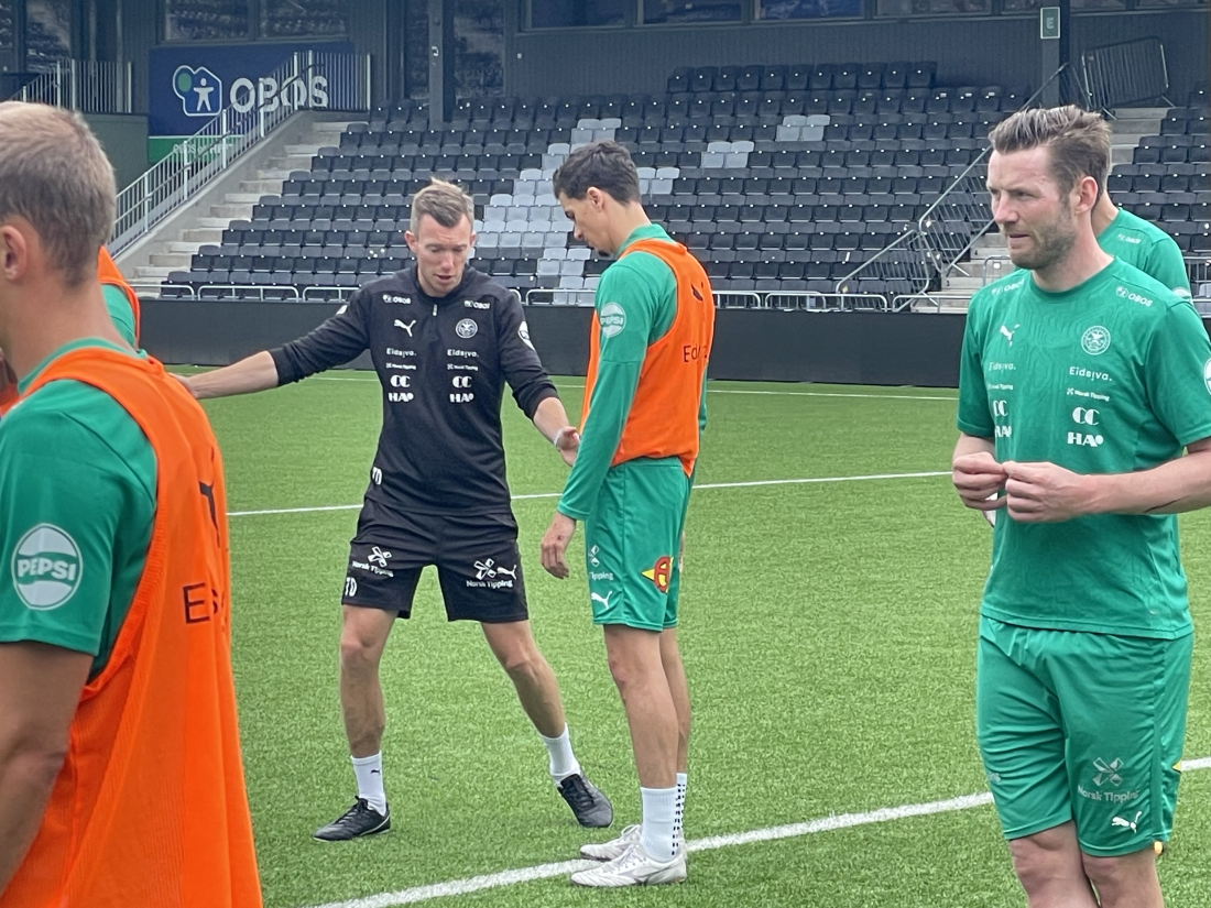 Tom Dent instruerer Luc Mares på onsdagens trening