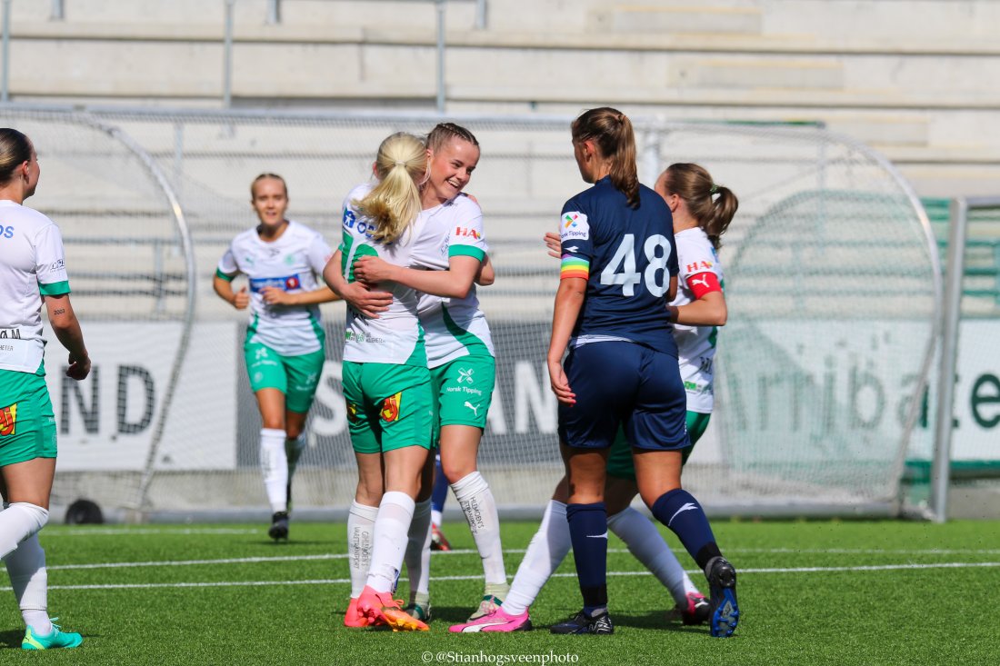 Nathalie Jørgensen gratuleres av Linnea Moen og de andre etter endelig ha overlistet Røa (foto: Stian Bye Høgsveen)