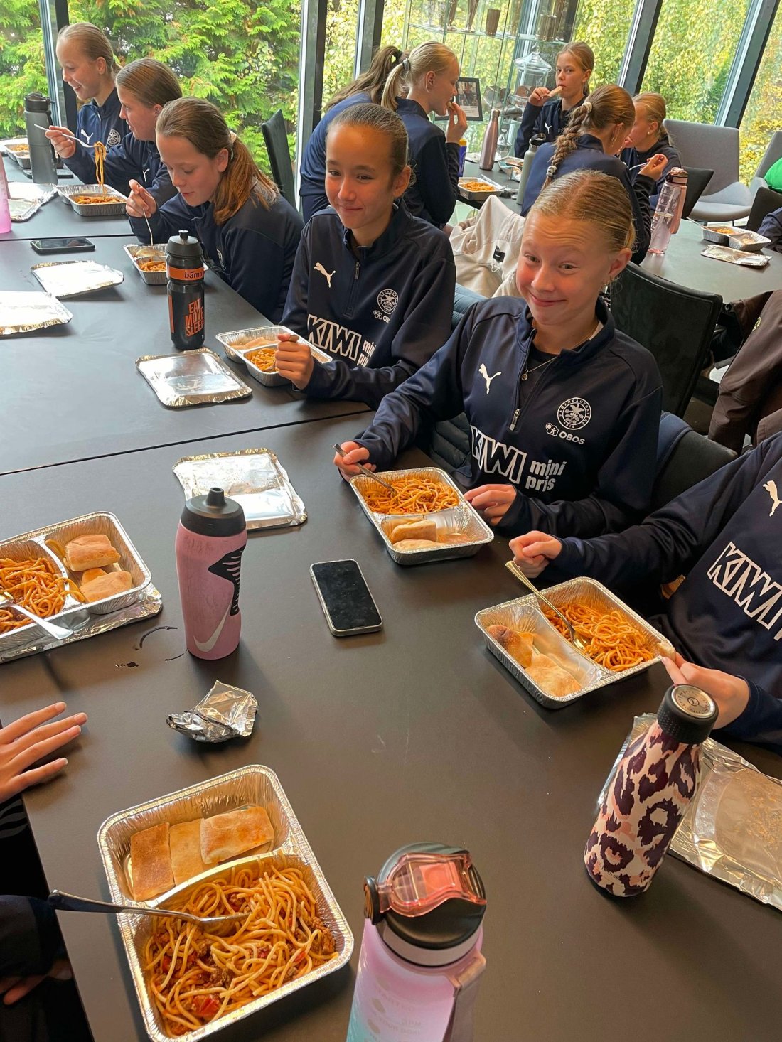 I tillegg til at det fotballfaglige er ivaretatt, får spillerne også servert varm lunsj. Her fra partner La Perla på Storhamar