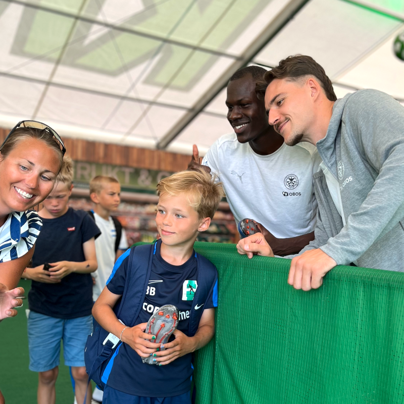 Gutta skrev utallige autografer og tok selfier med alle som ønsket