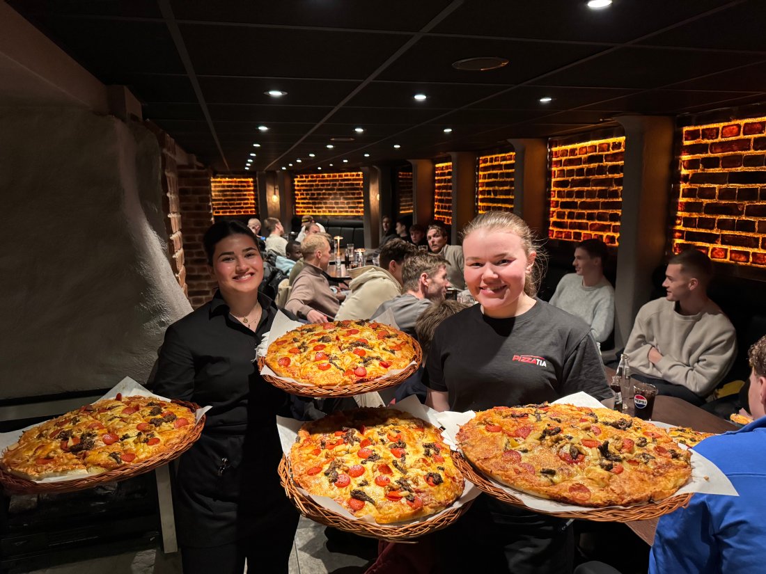 Blide servitører på Pizzatia serverte spillere og ledere fra herrelaget