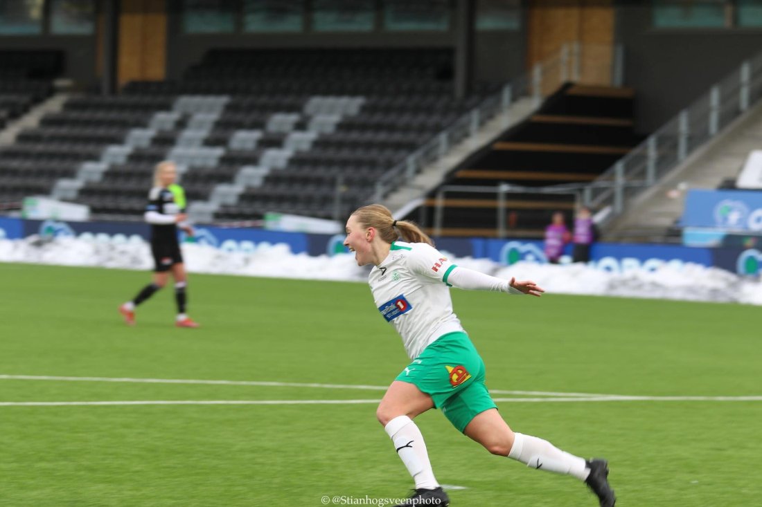 Sanna Høeg jubler etter scoring - Porsanger hjemme.jpg