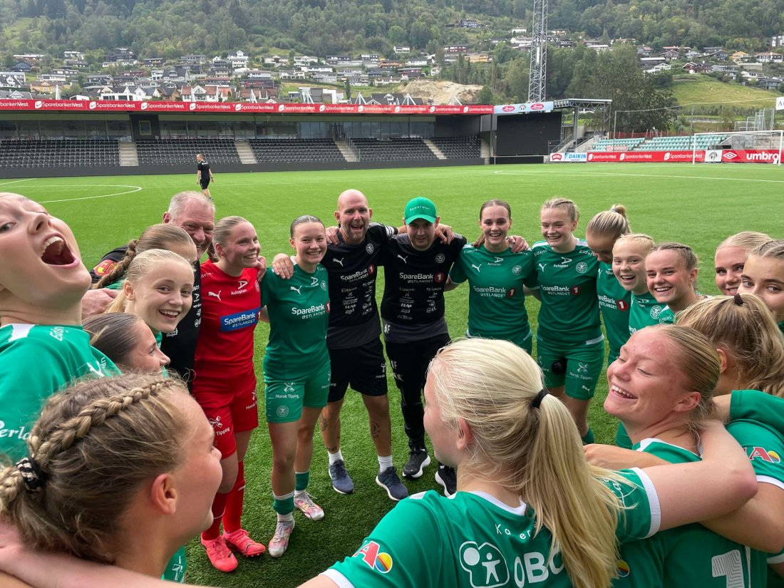 En fornøyd Kamma-gjeng etter kampslutt i Sogndal